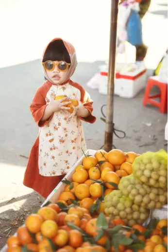 Enfant au marché asiatique